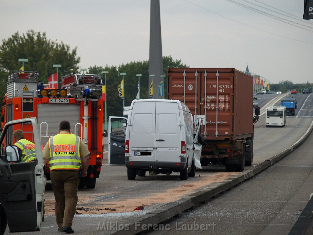 VU Transporter Lkw Zoobruecke Rich Koeln    P35.JPG